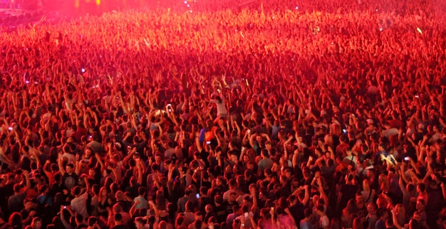 Una multitud borrosa en un concierto