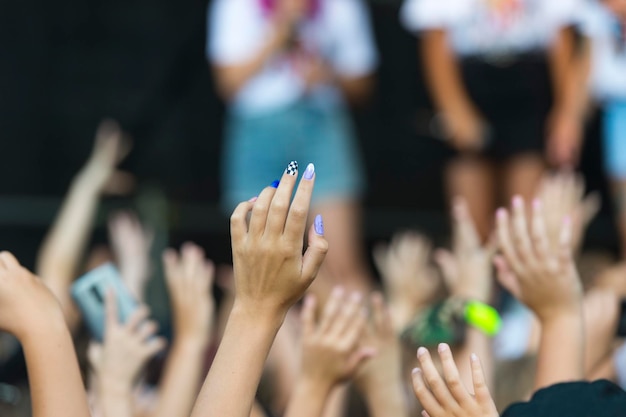 Foto la multitud con los brazos levantados en concierto