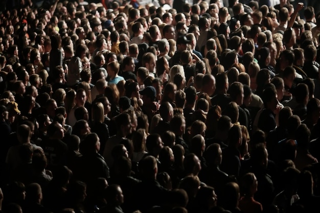 Foto multitud, cabezas de personas en la oscuridad, concierto, manos