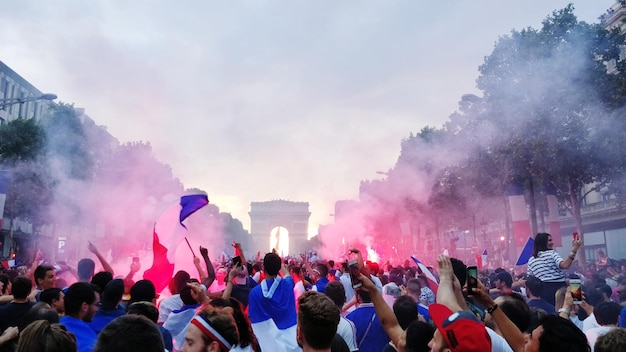 Multitud en la ciudad durante la celebración contra el cielo