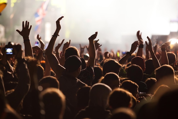 Multitud en concierto festival de música de verano