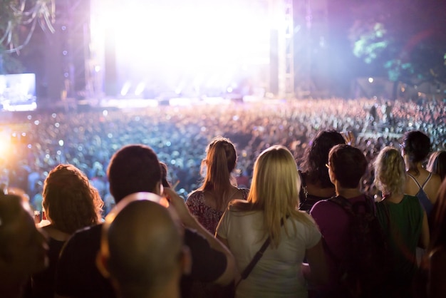 Foto multitud en un concierto de música por la noche
