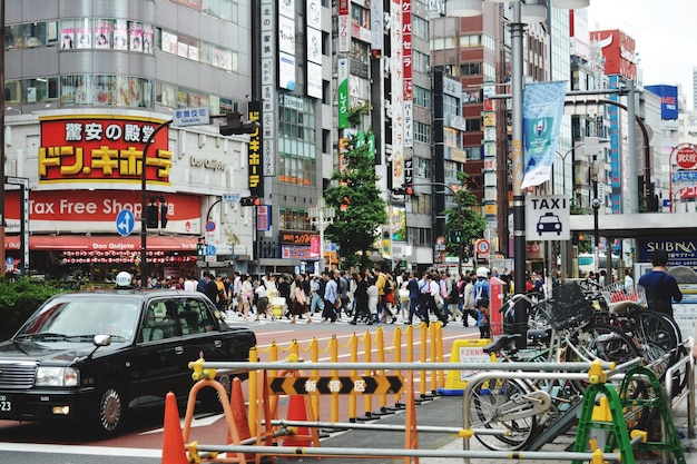 Foto la multitud cruza la carretera en la ciudad