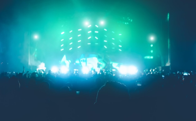 Una multitud disfrutando de un concierto de música iluminado por la noche