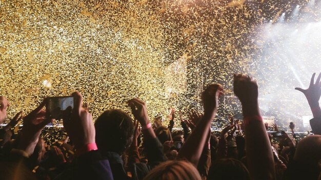 Foto una multitud disfrutando de un concierto de música