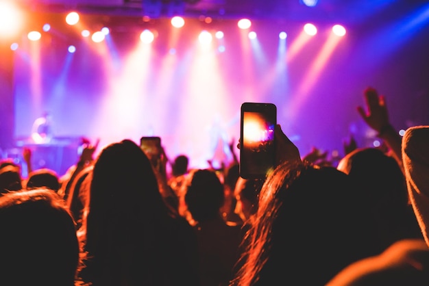 Foto una multitud disfrutando de un concierto de música