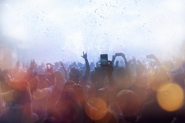 Foto una multitud disfrutando de un concierto de música