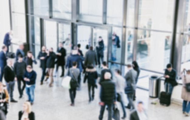 multitud de empresarios corriendo a la entrada de un centro de negocios. ideal para diseños de sitios web y revistas