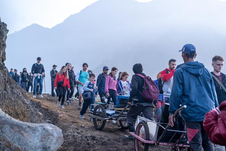 Multitud de excursionistas y becak dorong o actividad de carros de empuje en el área del cráter Ijen
