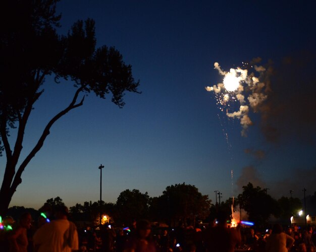 Foto la multitud por la noche