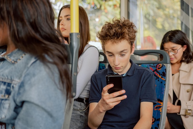 Multitud de personas en autobús aprietan la tarde en atascos de tráfico de la ciudad mujeres jóvenes sentadas