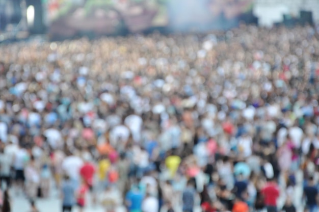 Una multitud de personas borrosas