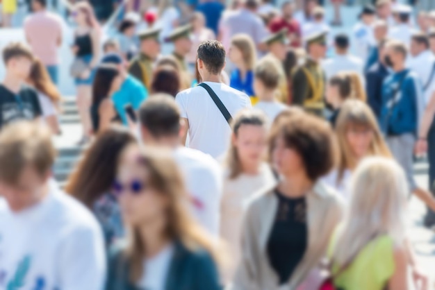 Multitud de personas en las calles de la ciudad