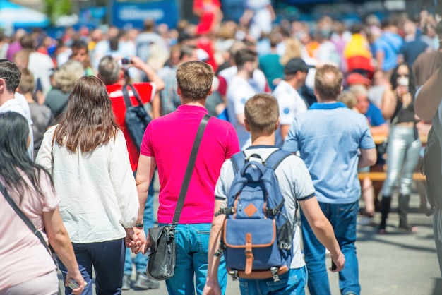 Multitud de personas caminando por las calles de la ciudad