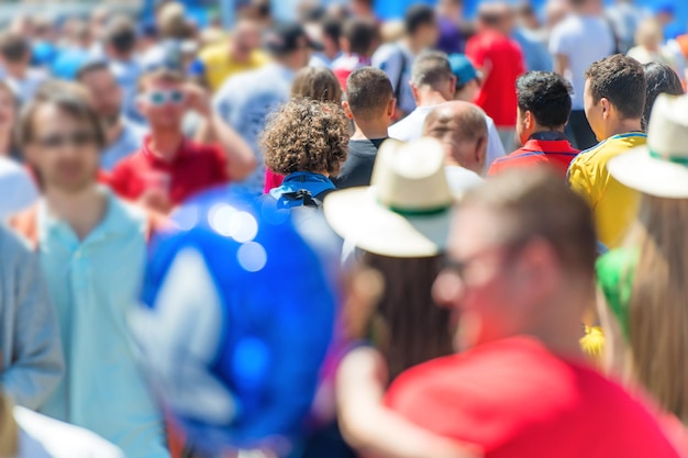 Multitud de personas caminando por las calles de la ciudad