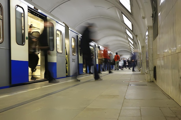 multitud de personas en el metro en movimiento borrosa, fondo abstracto tráfico urbano personas