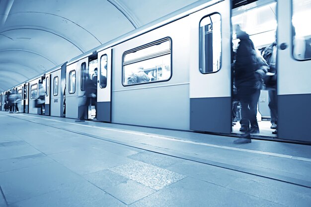 multitud de personas en el metro en movimiento borrosa, fondo abstracto tráfico urbano personas