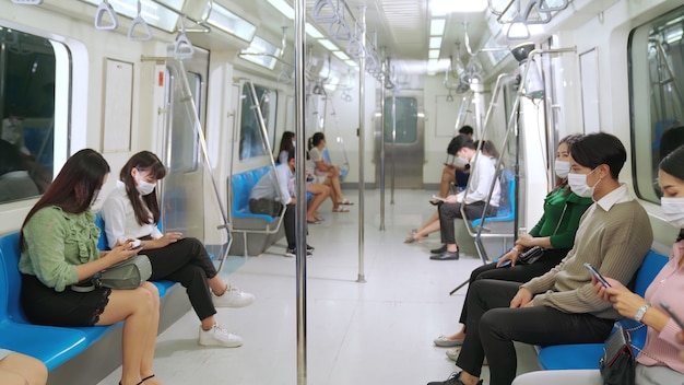 Multitud de personas que llevaban mascarilla en un viaje en tren subterráneo público abarrotado