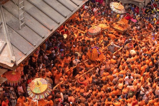 Una multitud de personas vestidas de color naranja se reúnen en un festival.