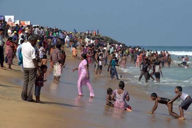 La multitud en la playa contra el cielo despejado