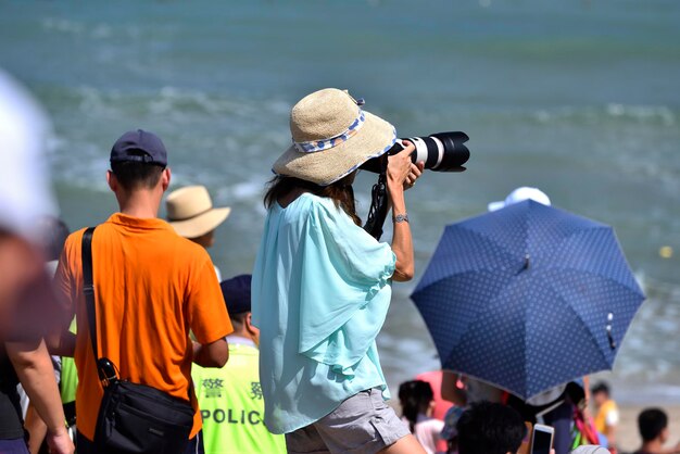 Foto la multitud en la playa