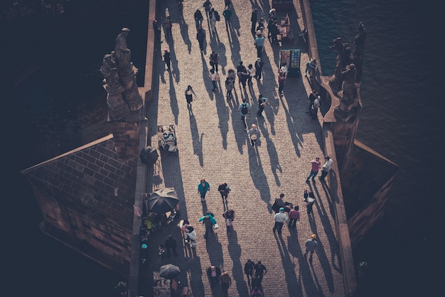 Multitud de turistas en el Puente de Carlos (Karluv más), visto desde arriba