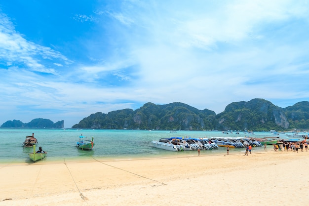 Las multitudes de visitantes que toman el sol disfrutan de una excursión de un día en barco a la isla Kai, una de las playas más hermosas y cerca de la isla Phi Phi de Tailandia.