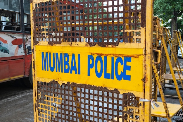 MUMBAI 22 DE SEPTIEMBRE Viejo escudo de la policía de tránsito de Mumbai en Mumbai el 22 de septiembre de 2022 en India