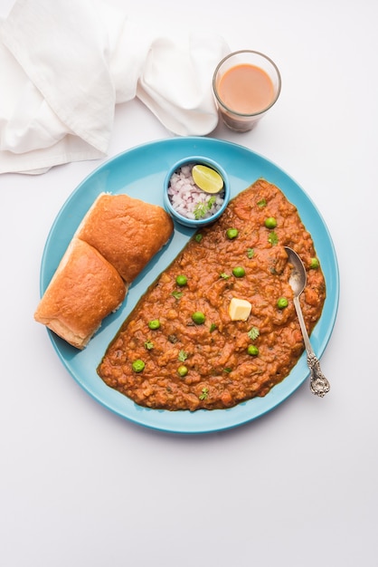 Mumbai Style Pav bhaji é um prato de fast food da Índia, que consiste em um curry de vegetais grosso servido com um pãozinho macio, servido em um prato