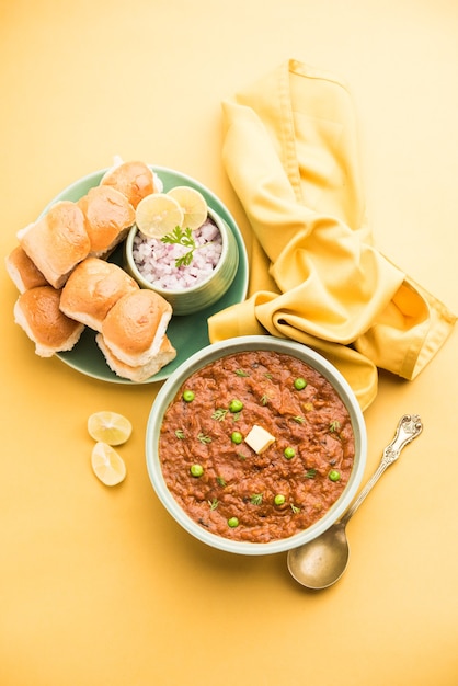 Mumbai Style Pav bhaji é um prato de fast food da Índia, que consiste em um curry de vegetais grosso servido com um pãozinho macio, servido em um prato