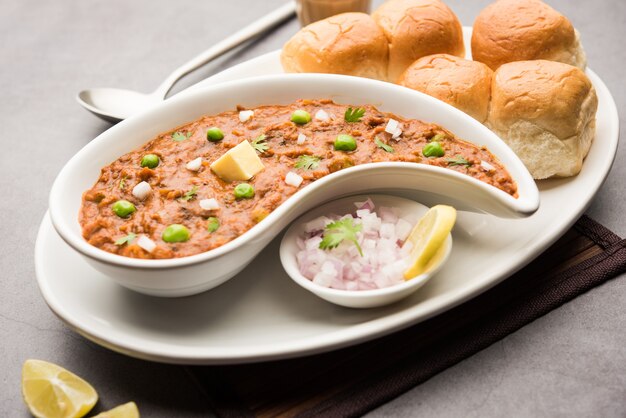 Mumbai Style Pav Bhaji ist ein Fastfood-Gericht aus Indien, besteht aus einem dicken Gemüsecurry, serviert mit einem weichen Brötchen, serviert auf einem Teller