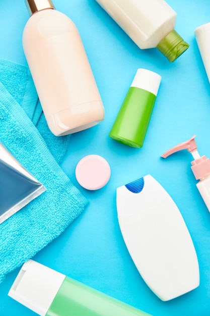 Mund- und Hautpflegeprodukte. Konzept für morgendliche Gesundheitsmaßnahmen, Zahnpflege, Zahnbürste und Zahnpasta, Bürste und Creme