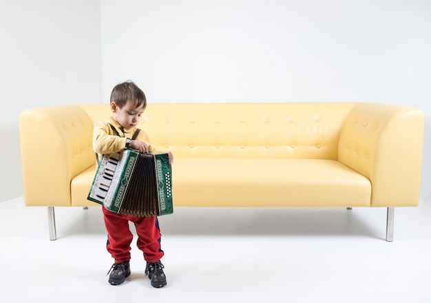 Mundharmonika spielen von einem kleinen Jungen