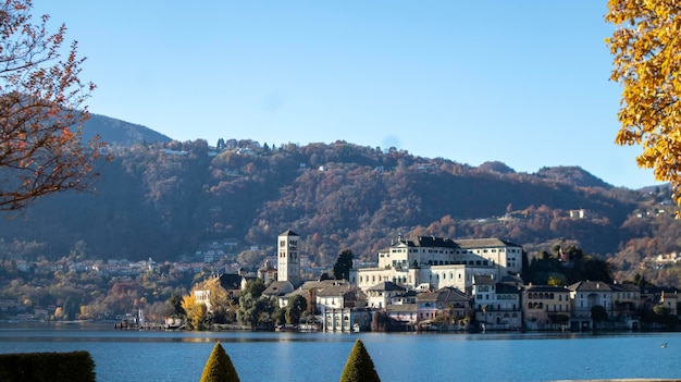 La mundialmente famosa isla de Orta San Giulio en el lago de Orta en el piamonte del norte de Italia vista desde el