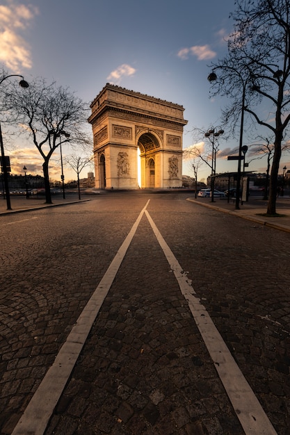 El mundialmente famoso Arco del Triunfo en el centro de la ciudad de París, Francia.