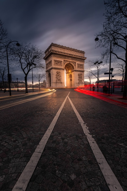 Foto el mundialmente famoso arco del triunfo en el centro de la ciudad de parís, francia.