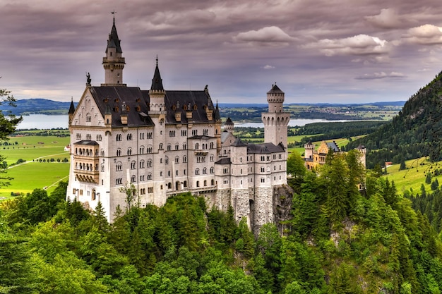 El mundialmente famoso castillo de Neuschwanstein, el palacio renacentista románico del siglo XIX.