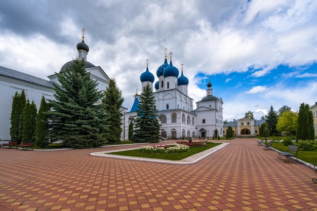 El mundialmente famoso monasterio de hombres Vysotsky en SerpukhovRussia