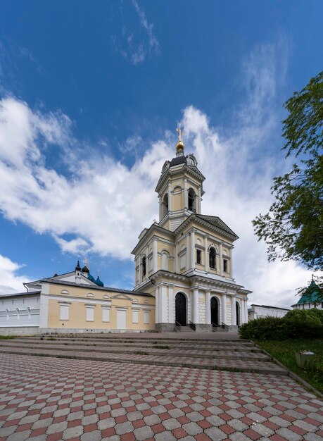 El mundialmente famoso monasterio de hombres Vysotsky en SerpukhovRussia