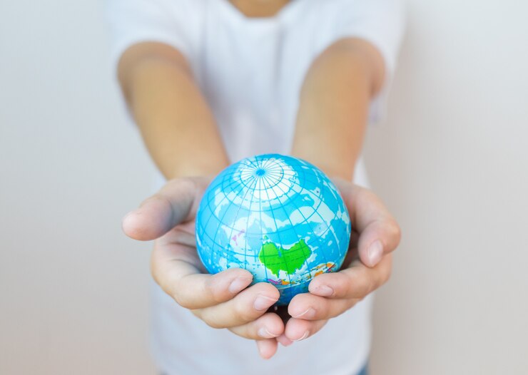 El mundo global en manos de los niños. Concepto de medio ambiente, concepto de educación