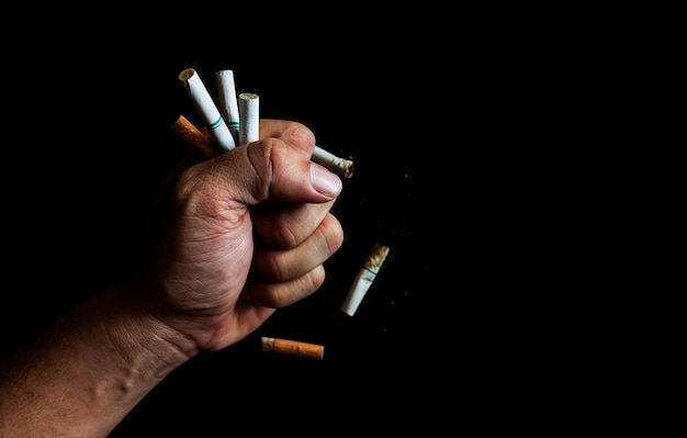 Mundo sem conceito de dia do tabaco. cigarros nas mãos dos homens