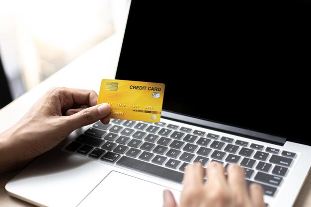El mundo de la tecnología y la comunicación en Internet Los profesionales financieros utilizan la computadora portátil para calcular