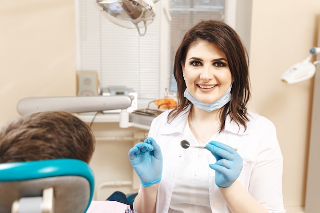 Mundpflege nehmen. Zahnarzt und männlicher Patient im Zahnarztzimmer.