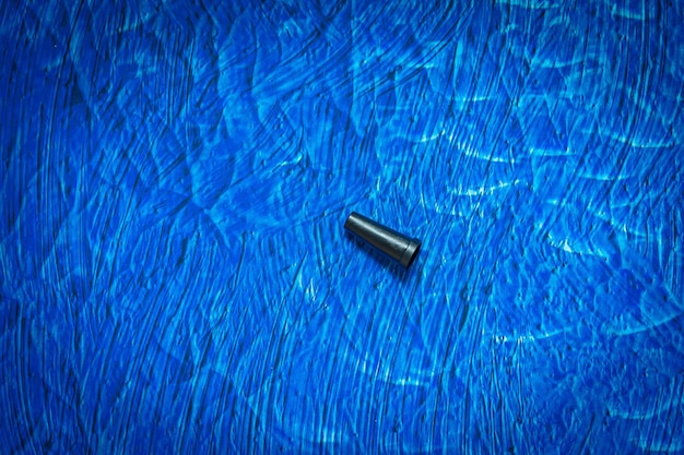 Mundstück für Wasserpfeife Teile von Wasserpfeifentabak Wasserpfeife Shisha Mundstück auf blauem Hintergrund
