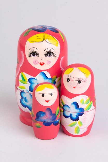 Muñeca Babushka Muñeca Matryoshka sobre fondo blanco.