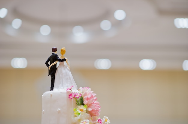 muñeca de boda en pastel, pareja de amor, concepto feliz