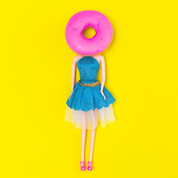 Muñeca Donut Head. Arte conceptual minimalista plano. Amante de las rosquillas