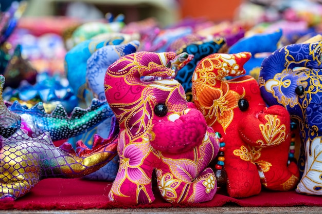 Muñeca elefante para vender en el mercado callejero, Tailandia. Recuerdos para turistas en el mercado, cerrar