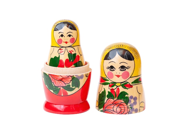 Muñeca de madera Matryoshka un recuerdo sobre un fondo blanco.