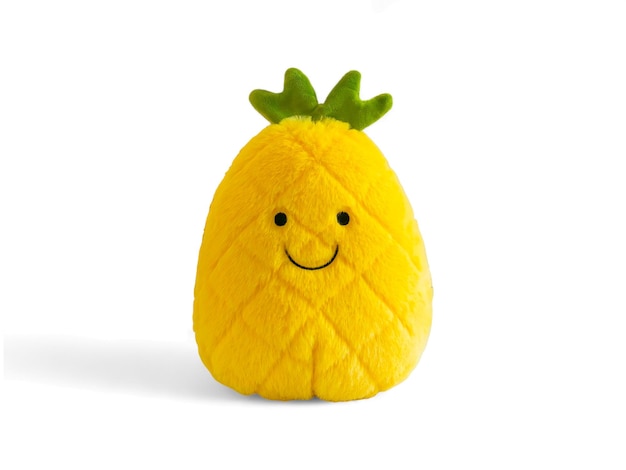 Muñeca de personaje de piña sobre un fondo blanco.